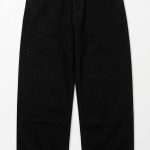 Pantalon jeans large noir à taille haute pour femme présenté sur fond blanc minimaliste