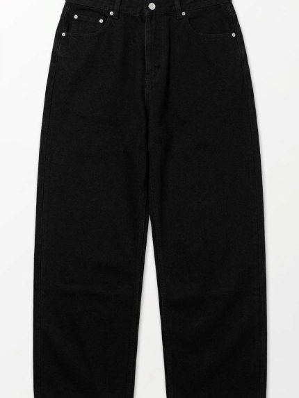 Pantalon jeans large noir à taille haute pour femme présenté sur fond blanc minimaliste