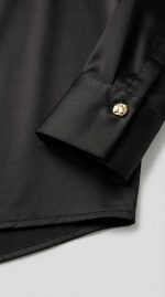 Chemise Oversize Satinée Noire à Boutons Dorés | Orkidia Fashion – Image 6