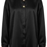 Chemise oversize noire en satin avec boutons dorés sur fond blanc