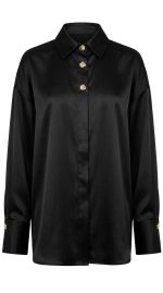 Chemise oversize noire en satin avec boutons dorés sur fond blanc