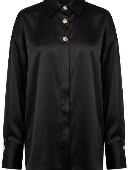 Chemise oversize noire en satin avec boutons dorés sur fond blanc