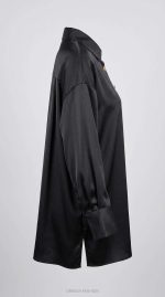 Chemise Oversize Satinée Noire à Boutons Dorés | Orkidia Fashion – Image 3