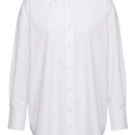 Chemise oversize blanche pour femme au design minimaliste et élégant portée sur mannequin