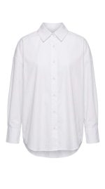 Chemise oversize blanche pour femme au design minimaliste et élégant portée sur mannequin