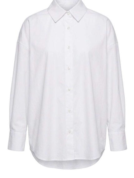 Chemise oversize blanche pour femme au design minimaliste et élégant portée sur mannequin
