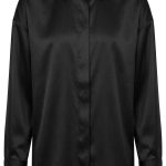 Chemise noire en satin pour femme avec boutons dorés de luxe sur fond blanc