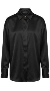 Chemise noire en satin pour femme avec boutons dorés de luxe sur fond blanc