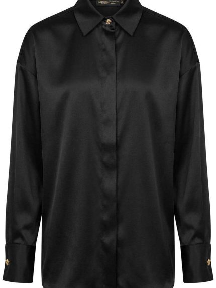 Chemise noire en satin pour femme avec boutons dorés de luxe sur fond blanc