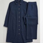 Ensemble deux pièces pour femme composé d'une chemise en lin bleu nuit et d'un pantalon assorti sur fond neutre.