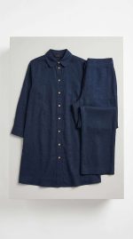 Ensemble deux pièces pour femme composé d'une chemise en lin bleu nuit et d'un pantalon assorti sur fond neutre.