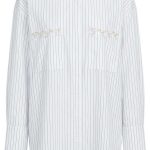 Chemise blanche à rayures verticales avec poches ornées de perles pour femme, style élégant et moderne.