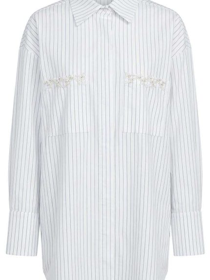 Chemise blanche à rayures verticales avec poches ornées de perles pour femme, style élégant et moderne.