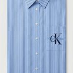 Chemise Calvin Klein bleue à rayures verticales avec logo CK brodé sur la poche poitrine