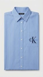 Chemise Calvin Klein bleue à rayures verticales avec logo CK brodé sur la poche poitrine