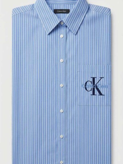 Chemise Calvin Klein bleue à rayures verticales avec logo CK brodé sur la poche poitrine