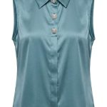 Chemisier sans manches en satin vert émeraude avec boutons bijoux brillants, vue de face sur fond blanc