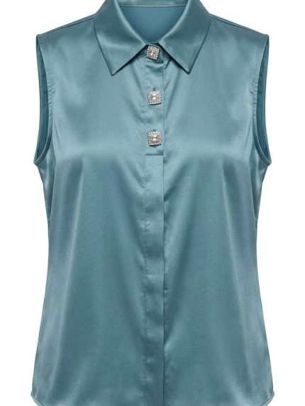 Chemisier sans manches en satin vert émeraude avec boutons bijoux brillants, vue de face sur fond blanc