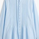 Chemise femme bleu ciel à col officier avec détails plissés verticaux sur le devant