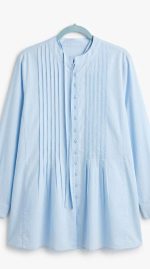 Chemise femme bleu ciel à col officier avec détails plissés verticaux sur le devant
