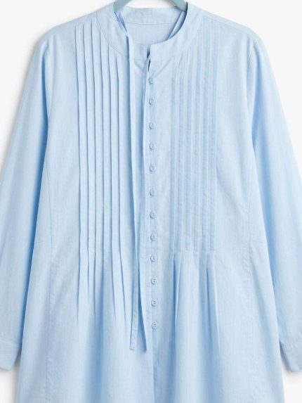 Chemise femme bleu ciel à col officier avec détails plissés verticaux sur le devant