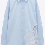 Chemise bleu ciel pour femme avec détails en broderie florale blanche sur le côté