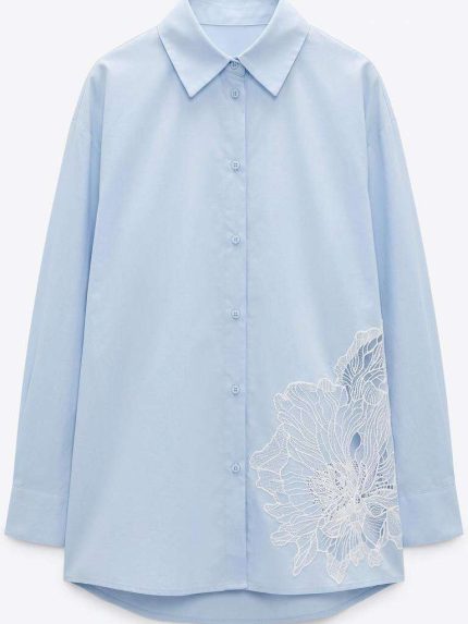 Chemise bleu ciel pour femme avec détails en broderie florale blanche sur le côté