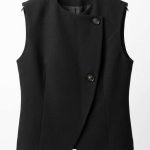 Gilet noir sans manches pour femme avec fermeture asymétrique et boutons décoratifs, style formel élégant.