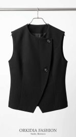 Gilet noir sans manches pour femme avec fermeture asymétrique et boutons décoratifs, style formel élégant.