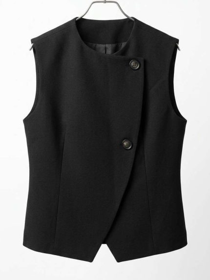 Gilet noir sans manches pour femme avec fermeture asymétrique et boutons décoratifs, style formel élégant.