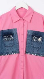 Chemise rose avec poches en jean décorées de perles blanches pour femme
