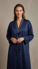 Ensemble Satiné Bleu Nuit Chic – Chemise à Nœuds et Pantalon Large – Image 4