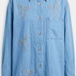 Chemise en jean bleu clair avec motifs de nœuds en strass pour femme par Orkidia Fashion