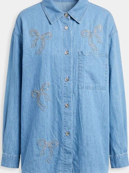 Chemise en jean bleu clair avec motifs de nœuds en strass pour femme par Orkidia Fashion
