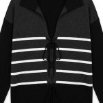 Pull-over noir et gris à rayures horizontales blanches avec détails à lacets sur le devant, style chic et moderne.