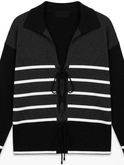 Pull-over noir et gris à rayures horizontales blanches avec détails à lacets sur le devant, style chic et moderne.