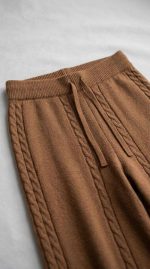 Pantalon en Maille Camel à Détails Tressés – Image 4