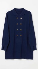 Pull-over en maille bleu marine avec boutons dorés et col polo porté par une femme