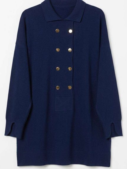 Pull-over en maille bleu marine avec boutons dorés et col polo porté par une femme