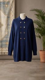 Pull-Over en Maille Bleu Marine à Boutons Dorés – Image 4