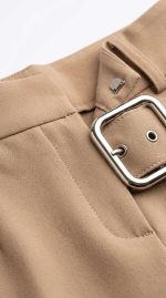 Élégance Tailleur : Pantalon Beige à Ceinture Statement – Image 4