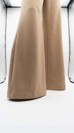 Élégance Tailleur : Pantalon Beige à Ceinture Statement – Image 5