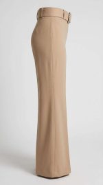 Élégance Tailleur : Pantalon Beige à Ceinture Statement – Image 3