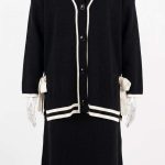 Élégance Contrastée : Ensemble Jupe & Cardigan