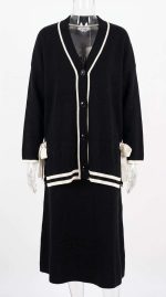 Élégance Contrastée : Ensemble Jupe & Cardigan