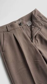 Élégance Riviera : Pantalon Tailleur Beige – Image 4