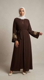 Abaya Marron Sophistiquée avec Broderies Florales - Orkidia Fashion – Image 4