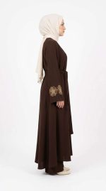 Abaya Marron Sophistiquée avec Broderies Florales - Orkidia Fashion – Image 3