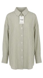 Chemise rayée en lin vert sauge avec manches longues et col classique, vue de face sur fond neutre.