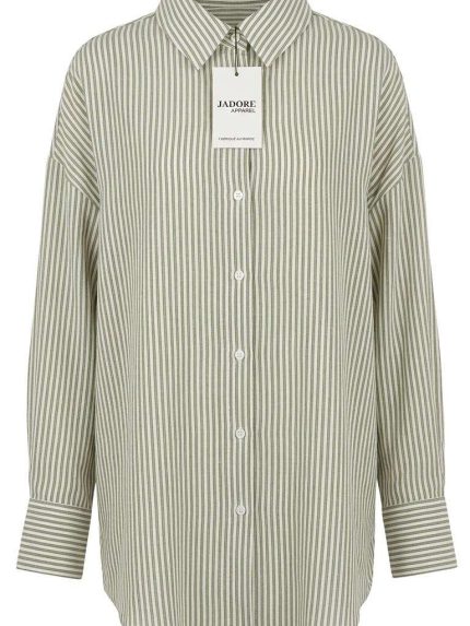 Chemise rayée en lin vert sauge avec manches longues et col classique, vue de face sur fond neutre.